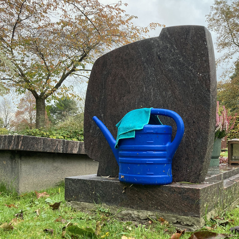 Fotoserie Toegenegen, tekenen van leven op de begraafplaats door Erik Cox